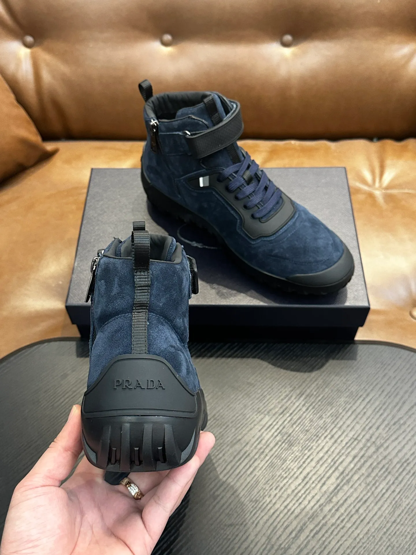[ PRADA ] Top P: 880💰 ▪️Size: 39-44 (customized at 38.45) Prad*Prada (Mauri order can be made) new men's nylon fabric sneakers This casual sneaker combines elegant and innovative design. It is made of nylon stretch fabric and has a slip-on design. The upper strap is equipped with an adjustable metal buckle, and the letters "PRADA" are eye-catching on the side of the shoe. Comes with full original packaging!